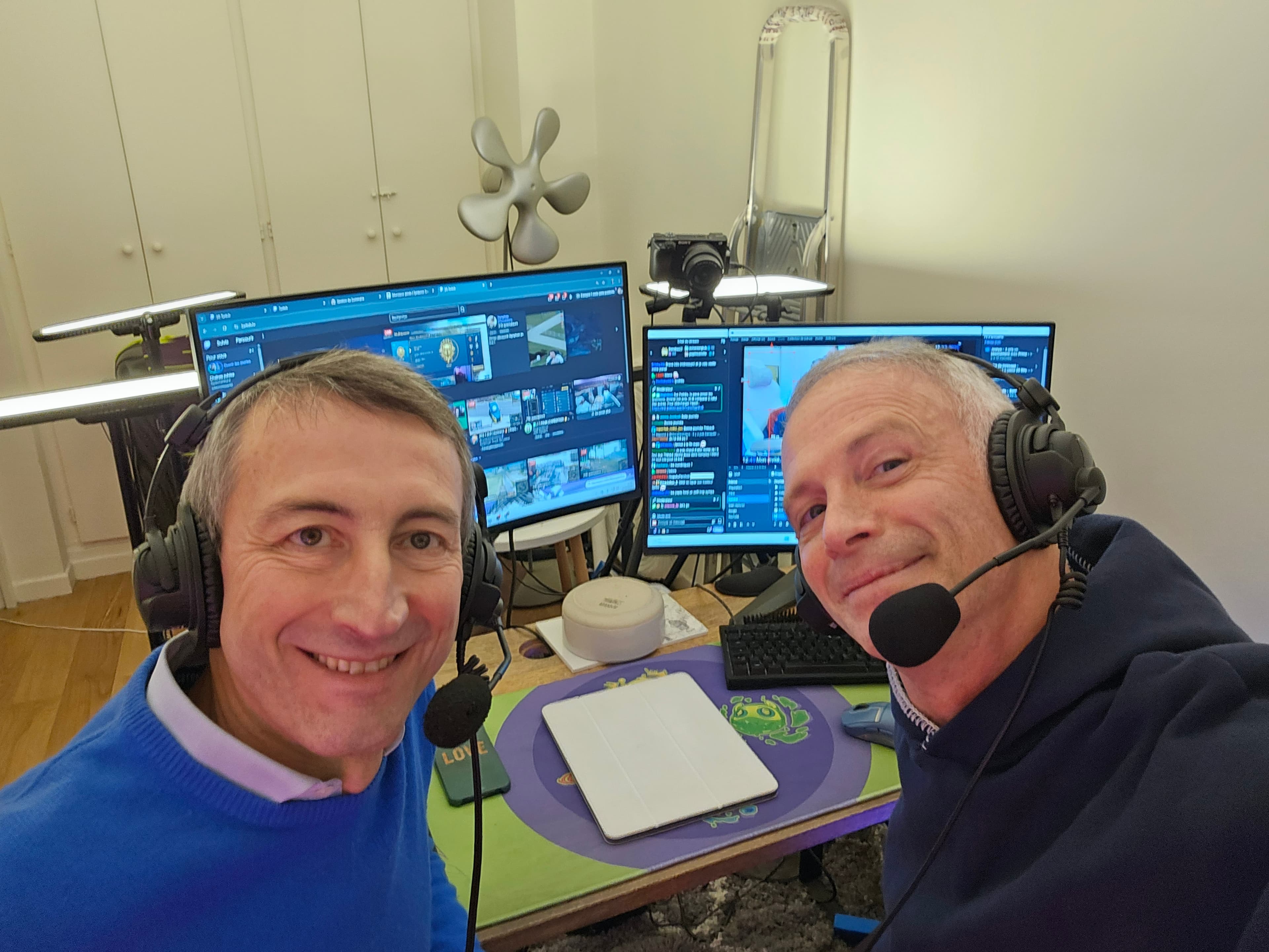 Interview en direct dans un studio de streaming, avec deux intervenants équipés de casques et micros devant leurs écrans