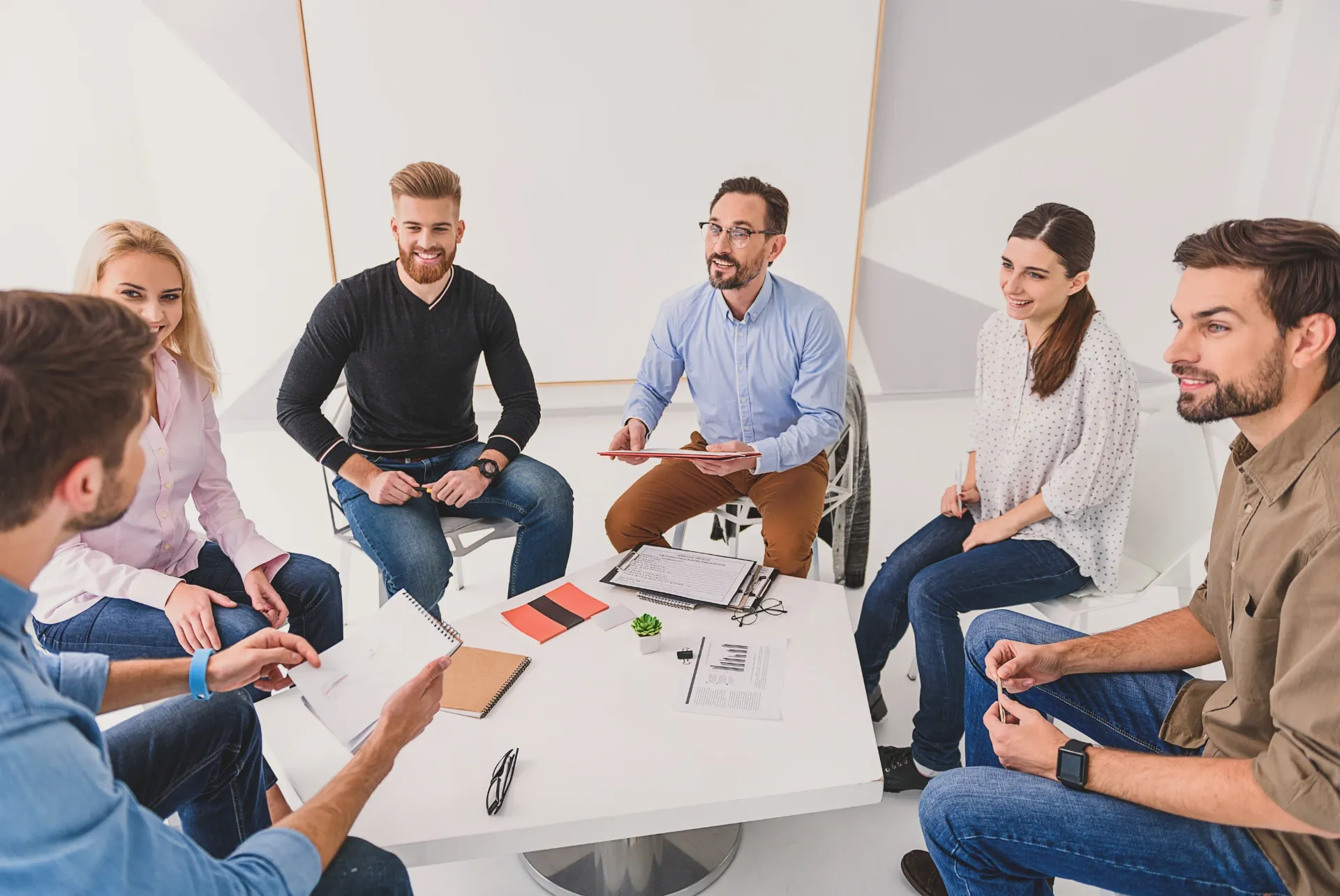 Groupe en discussion autour d'une table sur un sujet
