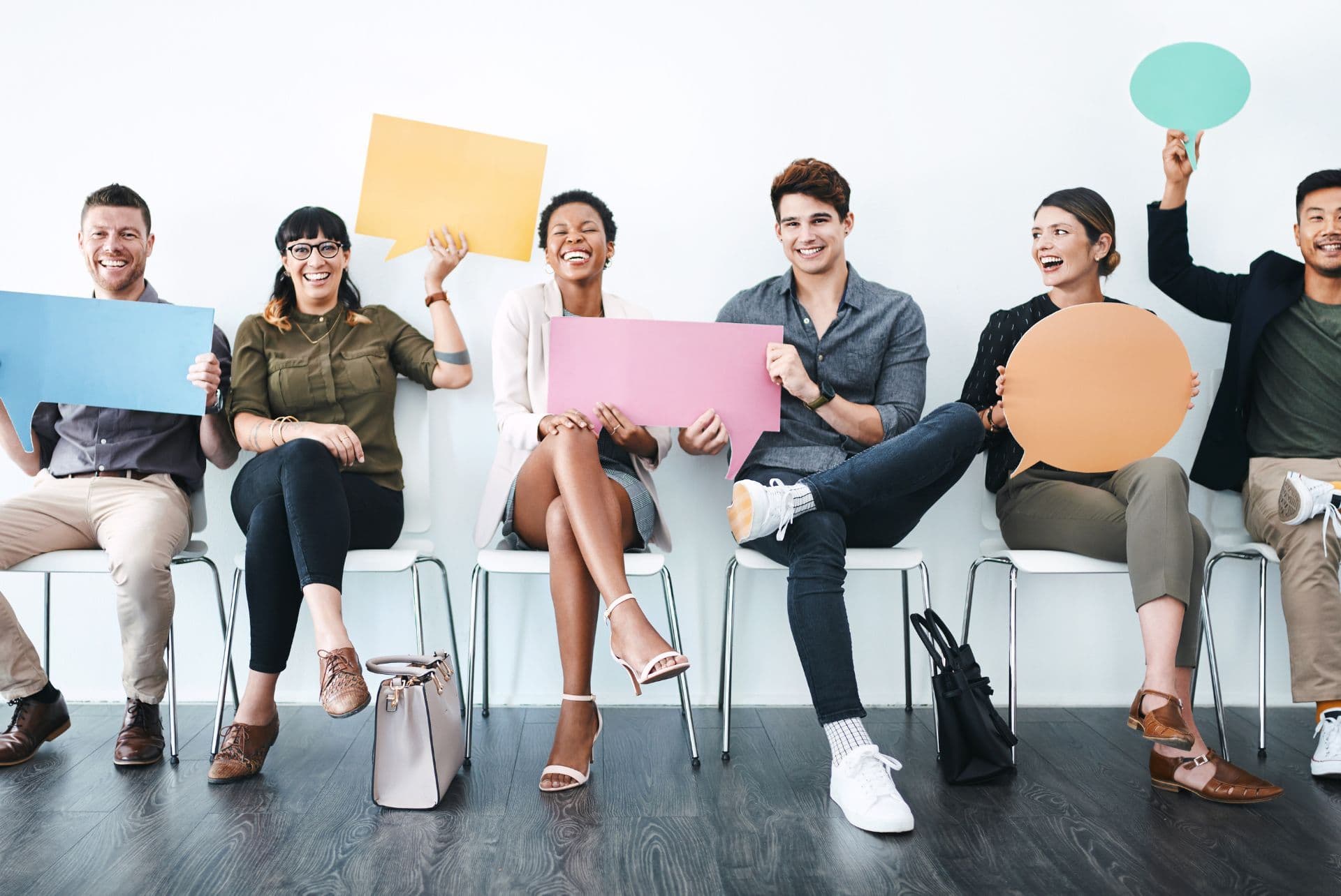 Personnes tenant des bulles de dialogue, symbolisant l’innovation dans les sondages.